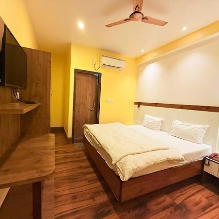 Shivam Hotel Varanasi - Near Kashi Vishwanath Temple With Parking And Lift 外观 照片