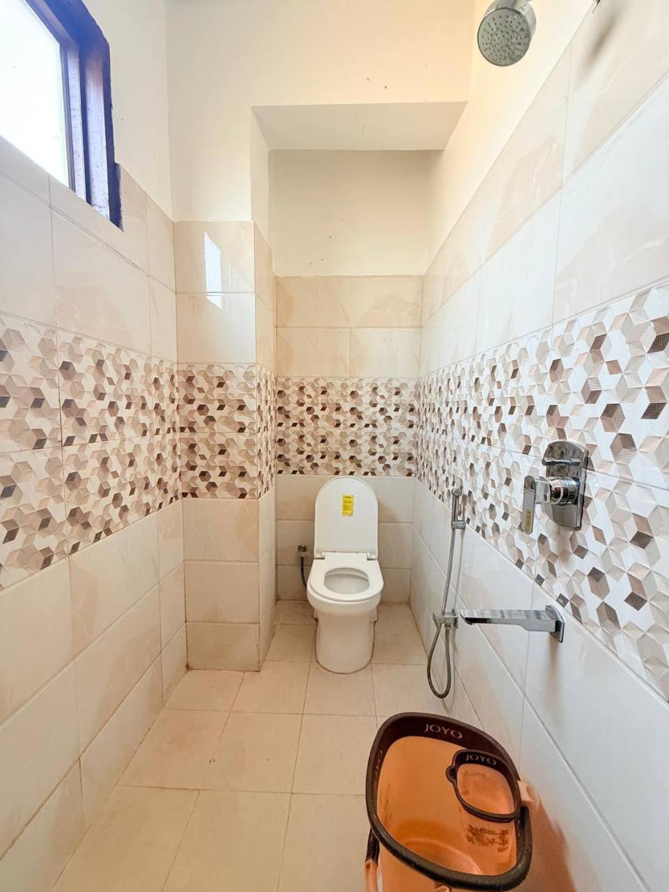 Shivam Hotel Varanasi - Near Kashi Vishwanath Temple With Parking And Lift 外观 照片