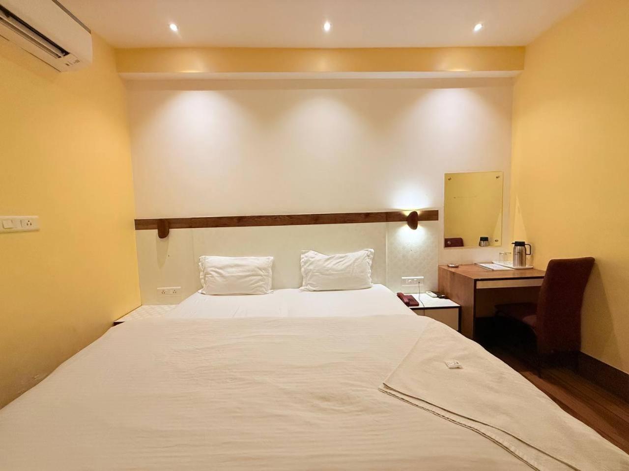 Shivam Hotel Varanasi - Near Kashi Vishwanath Temple With Parking And Lift 外观 照片