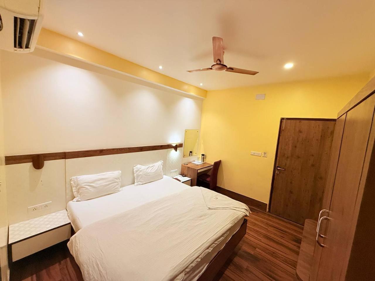 Shivam Hotel Varanasi - Near Kashi Vishwanath Temple With Parking And Lift 外观 照片