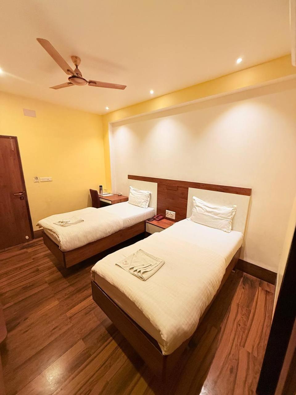 Shivam Hotel Varanasi - Near Kashi Vishwanath Temple With Parking And Lift 外观 照片