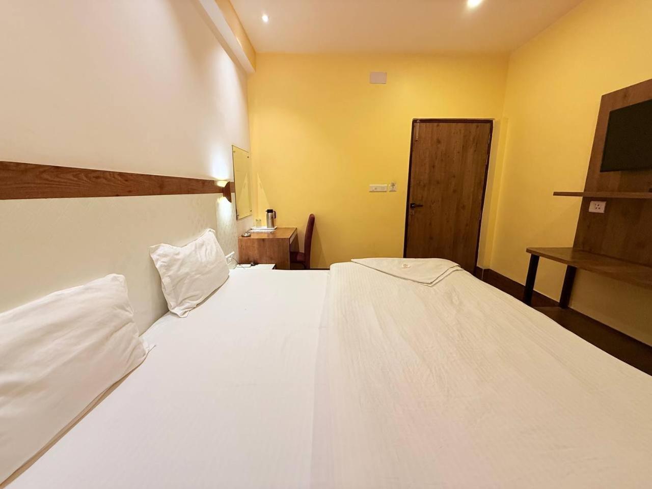 Shivam Hotel Varanasi - Near Kashi Vishwanath Temple With Parking And Lift 外观 照片