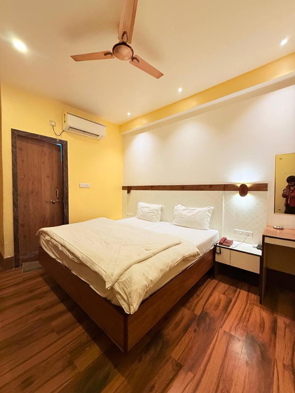 Shivam Hotel Varanasi - Near Kashi Vishwanath Temple With Parking And Lift 外观 照片
