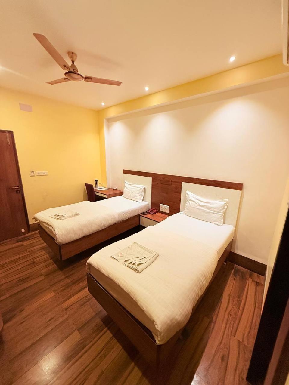 Shivam Hotel Varanasi - Near Kashi Vishwanath Temple With Parking And Lift 外观 照片