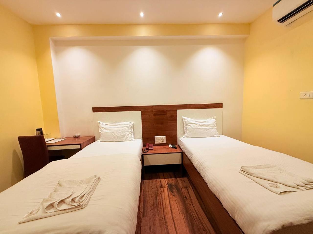 Shivam Hotel Varanasi - Near Kashi Vishwanath Temple With Parking And Lift 外观 照片