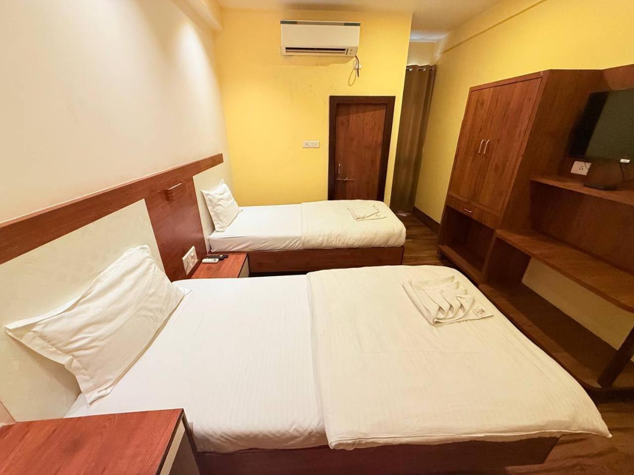Shivam Hotel Varanasi - Near Kashi Vishwanath Temple With Parking And Lift 外观 照片