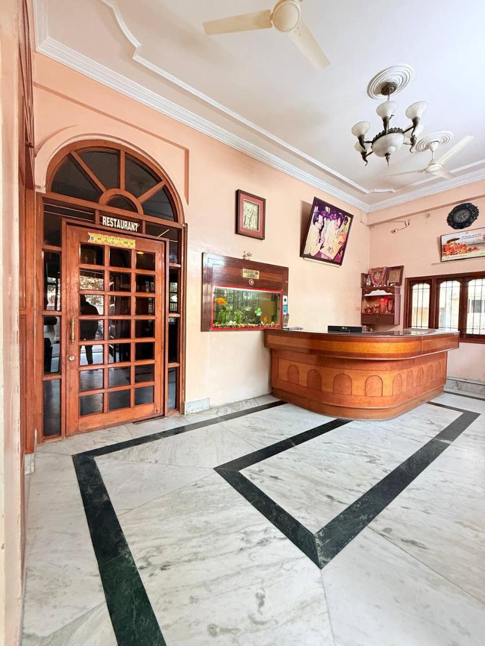 Shivam Hotel Varanasi - Near Kashi Vishwanath Temple With Parking And Lift 外观 照片