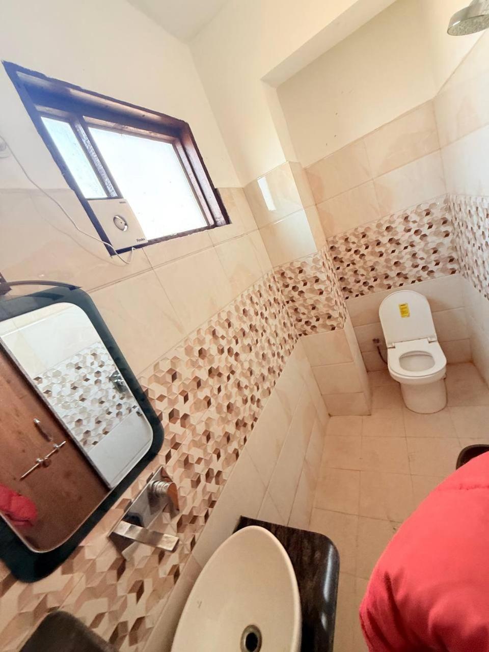 Shivam Hotel Varanasi - Near Kashi Vishwanath Temple With Parking And Lift 外观 照片