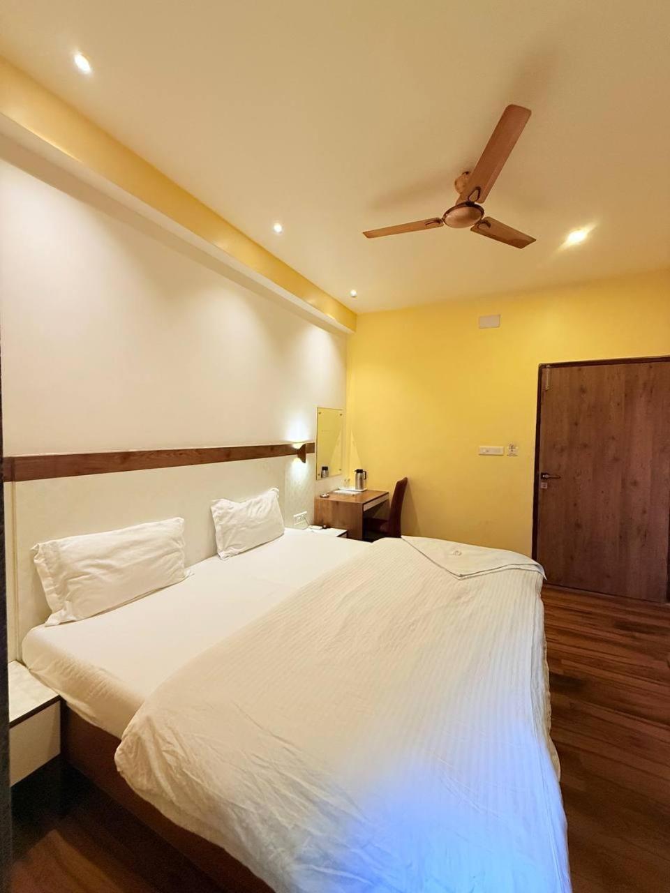 Shivam Hotel Varanasi - Near Kashi Vishwanath Temple With Parking And Lift 外观 照片