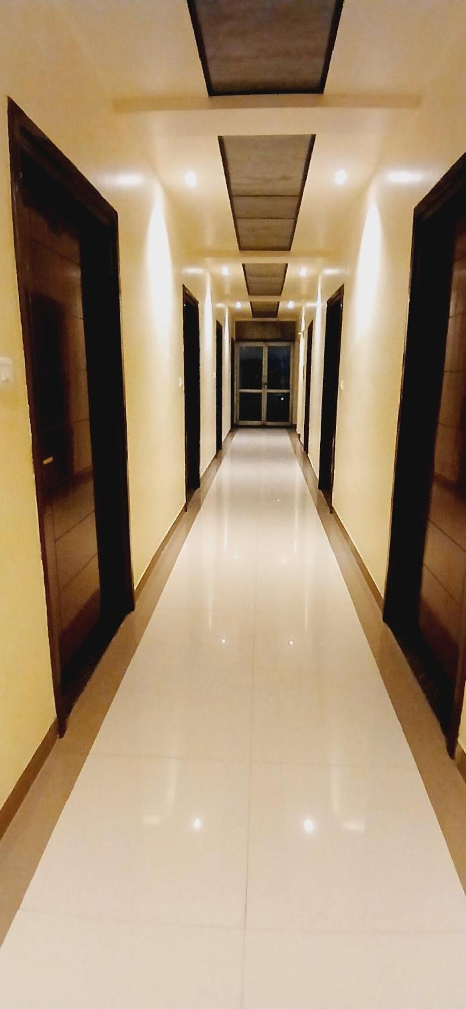 Shivam Hotel Varanasi - Near Kashi Vishwanath Temple With Parking And Lift 外观 照片